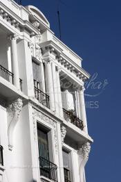 Image du Maroc Professionnelle de  Une des façades les plus représentatives de l’architecture du début du XXème siècle située sur le boulevard Mohamed V, l'un des plus anciens de "Casablanca". De nombreux architectes internationaux, et surtout des français, qui se sont inspirés des courants des Art Nouveau en vogue en Europe et particulièrement des Art Déco en y ajoutant des caractéristiques locales tel que, stucs, sculptures ou de zelliges, visible sur les façades des immeubles construits pour les colons à Casablanca, Dimanche 11 Janvier 2009. (Photo / Abdeljalil Bounhar)